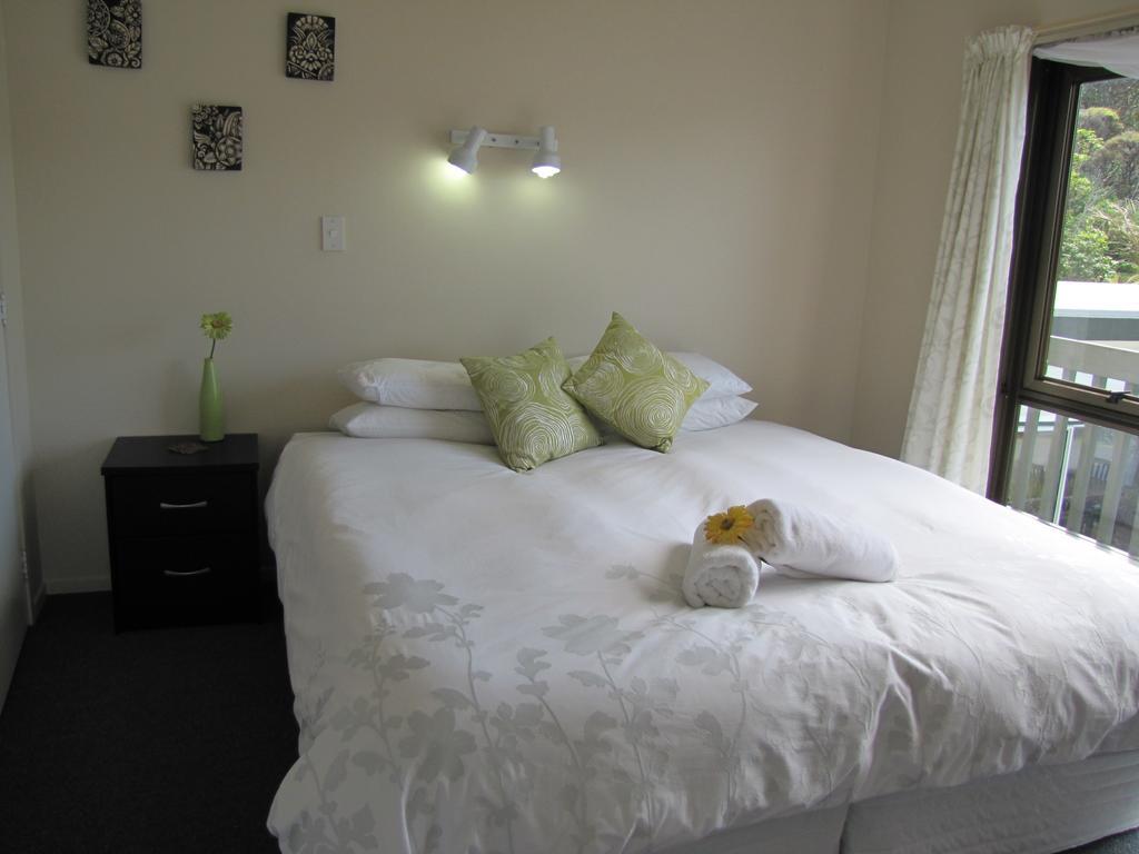 Tipi And Bobs Waterfront Lodge Tryphena Chambre photo