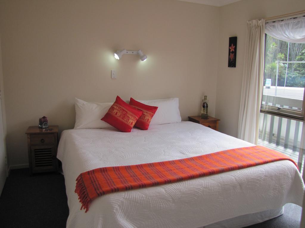 Tipi And Bobs Waterfront Lodge Tryphena Chambre photo