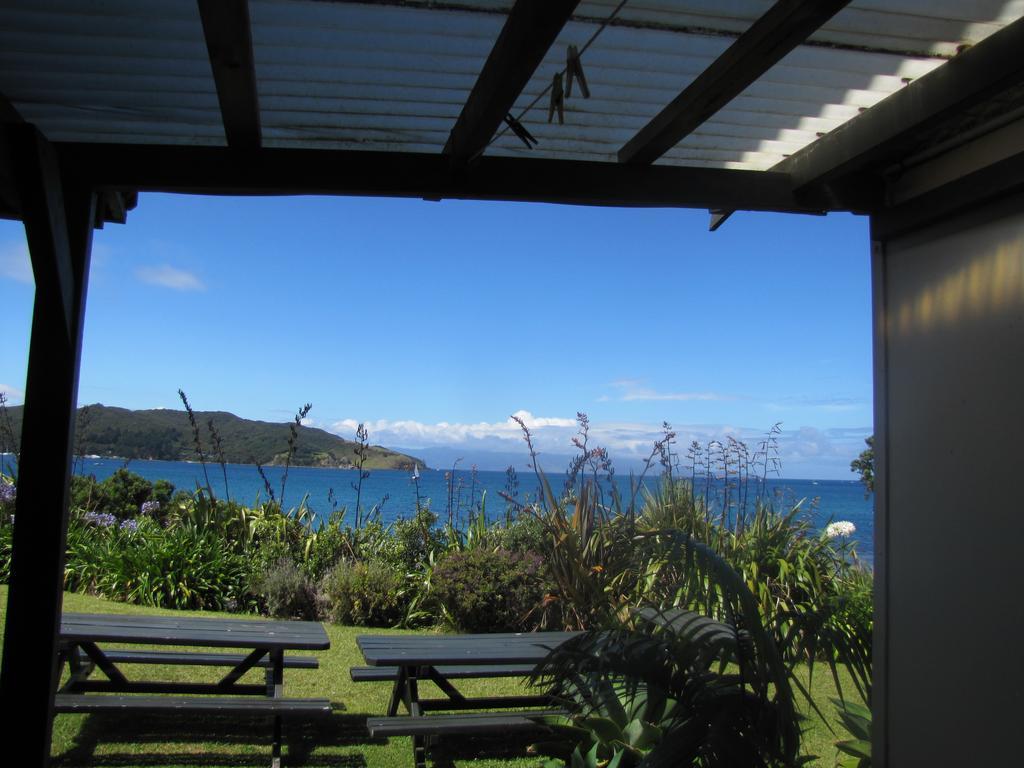 Tipi And Bobs Waterfront Lodge Tryphena Chambre photo