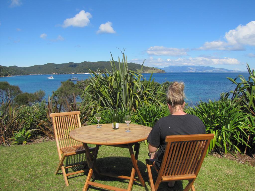 Tipi And Bobs Waterfront Lodge Tryphena Extérieur photo