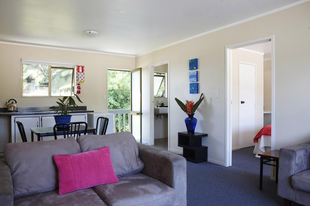 Tipi And Bobs Waterfront Lodge Tryphena Extérieur photo