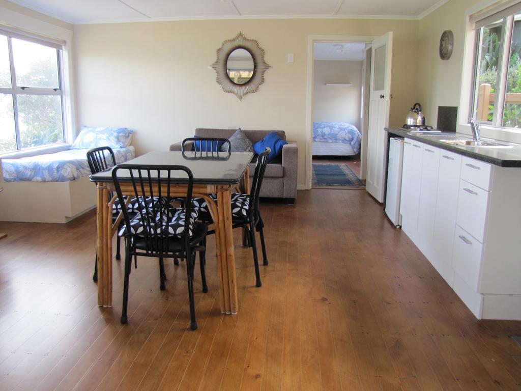Tipi And Bobs Waterfront Lodge Tryphena Extérieur photo