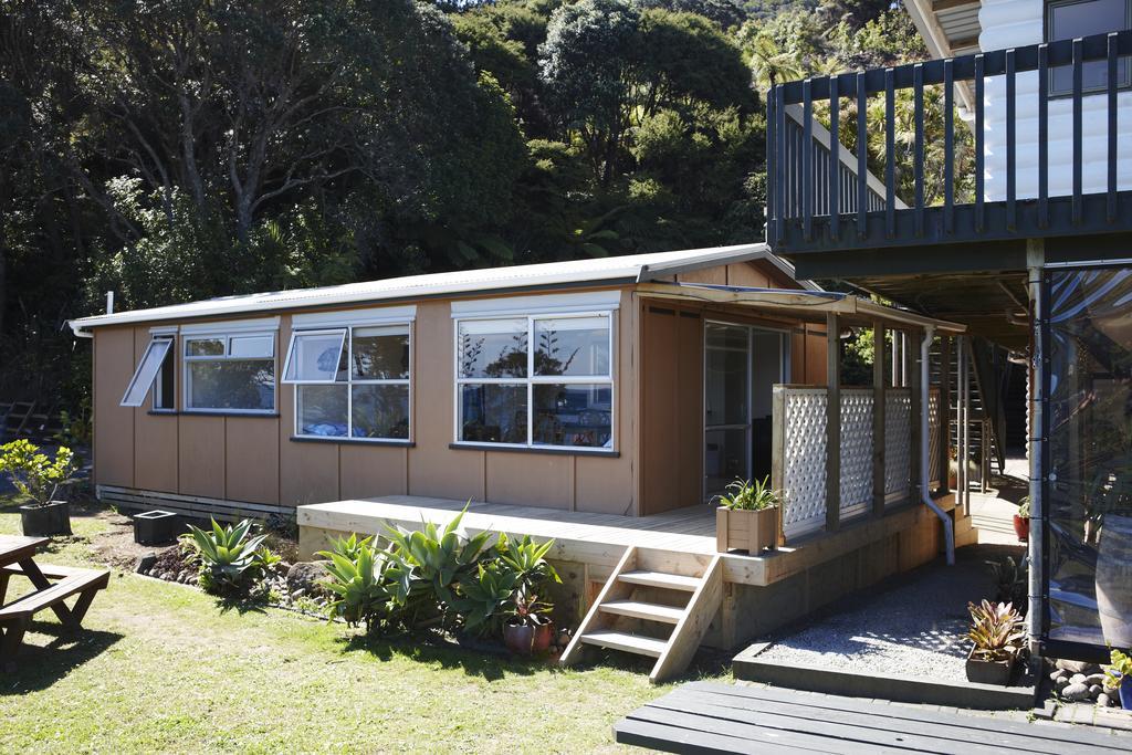 Tipi And Bobs Waterfront Lodge Tryphena Extérieur photo