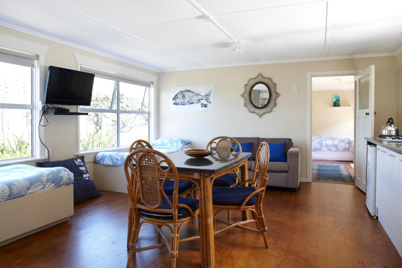 Tipi And Bobs Waterfront Lodge Tryphena Extérieur photo