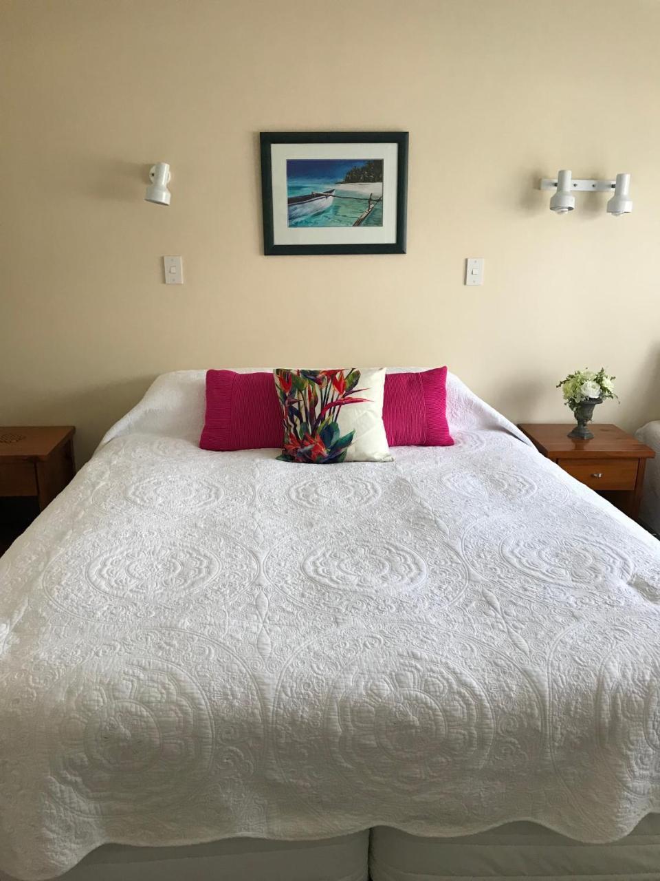Tipi And Bobs Waterfront Lodge Tryphena Extérieur photo